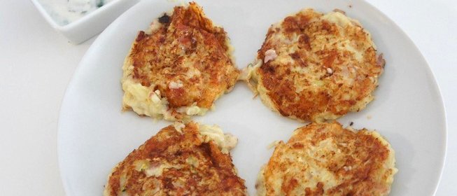 Оладьи из цуккини с сыром и беконом с соусом