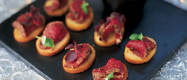 Канапе из говядины с хреном