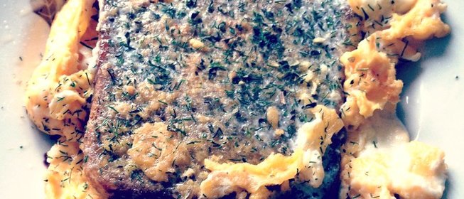 Омлет с гренками и сыром