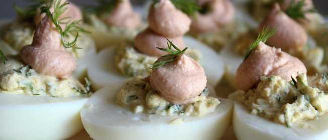 Фаршированные яйца с мягким творогом и лососевой пастой
