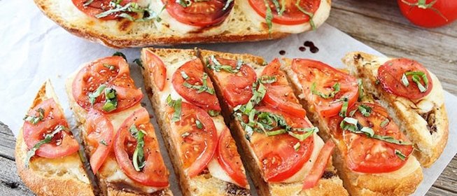 Брускетта с томатами и моцареллой
