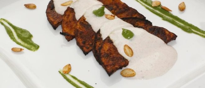 Тыква на гриле с пикантным йогуртом чили и соусом из кинзы