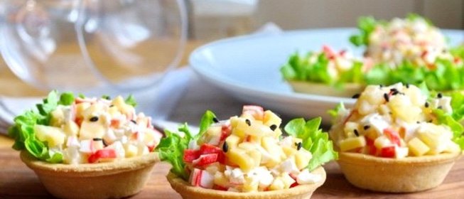 Тарталетки с крабовыми палочками и ананасом