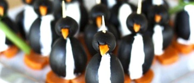 Пингвины из маслин, фаршированные мягким сыром