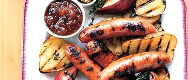 Сосиски с грушами, жаренные на гриле