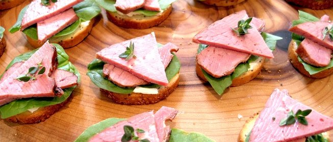 Канапе с ветчиной и шпинатом