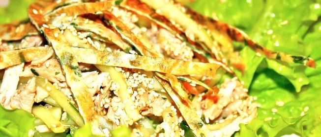 Салат с омлетом и курицей
