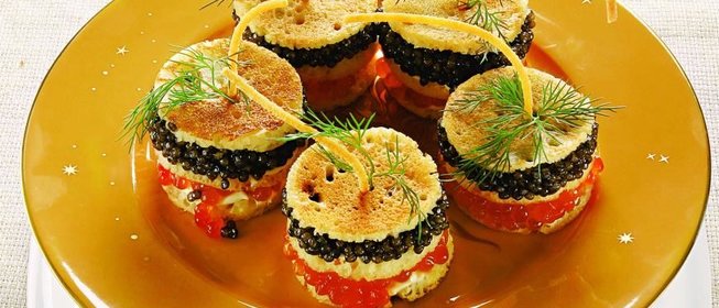 Оладьи-канапе с красной и черной икрой