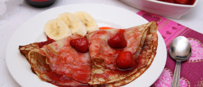 Банановые блинчики с клубничным соусом