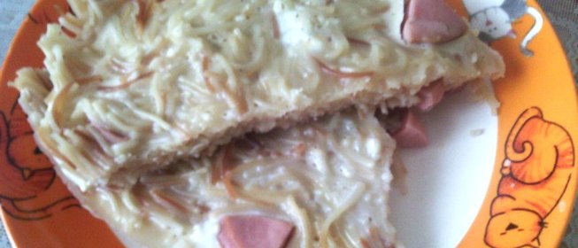 Вермишель в омлете с сардельками