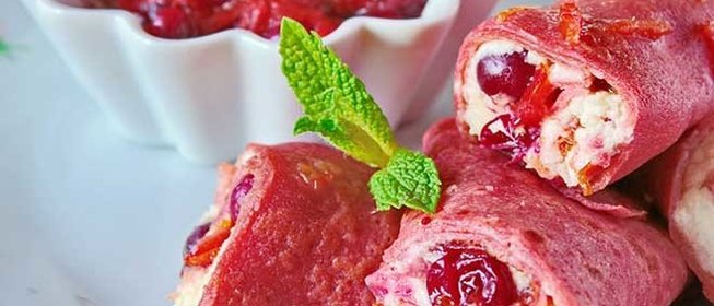 Блины из запеченной свеклы с маскарпоне и клюквой