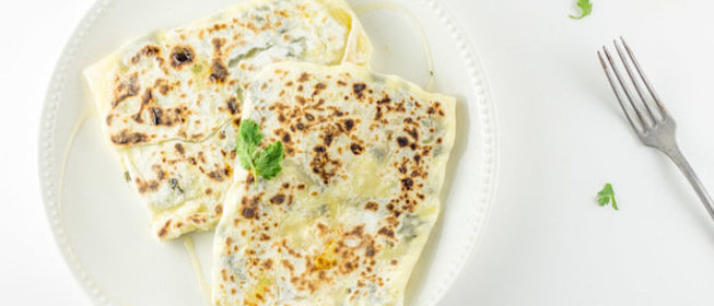 Домашние лепешки со шпинатом и сыром фета