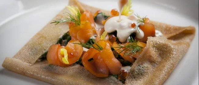 Блины из гречневой муки с копченым лососем и шпинатом