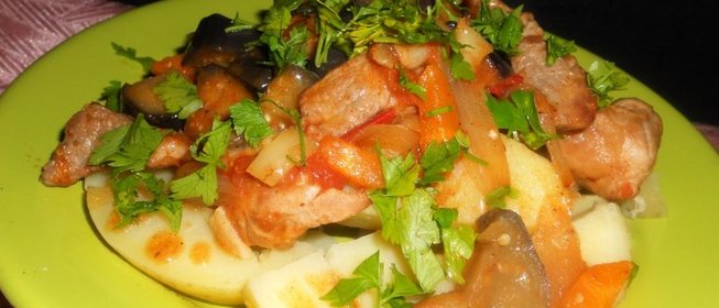 Молодой картофель со свининой и баклажанами