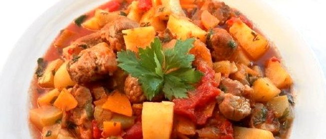 Овощное рагу со свининой и кабачками