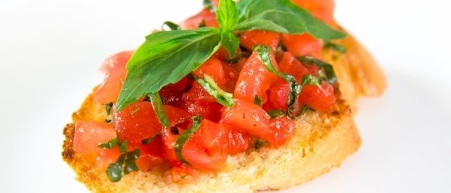 Брускетта с помидорами и базиликом
