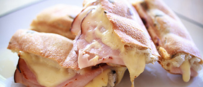 Багет с сыром, зеленью и ветчиной