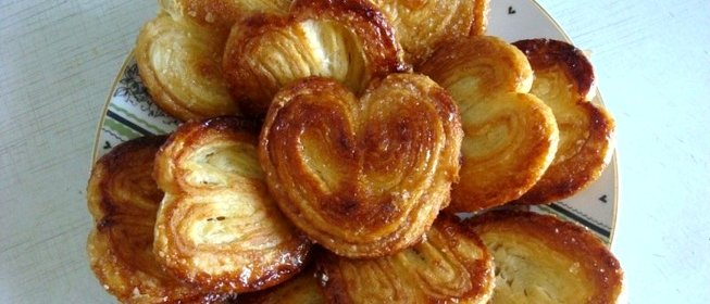 Сердечки из слоеного теста с сахаром