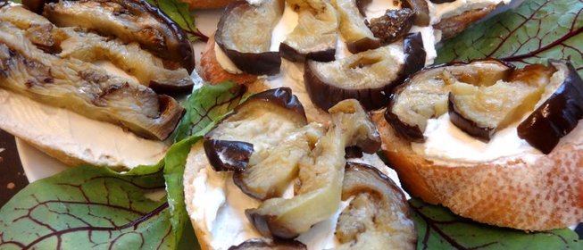 Кростини с баклажанами и козьим сыром