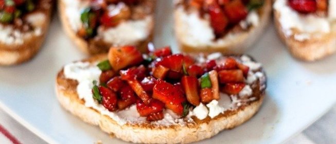 Брускетта с клубникой и козьим сыром