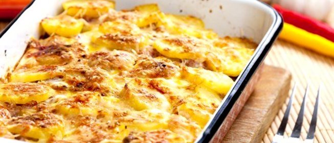 Картофель в духовке с яйцами и мускатным орехом