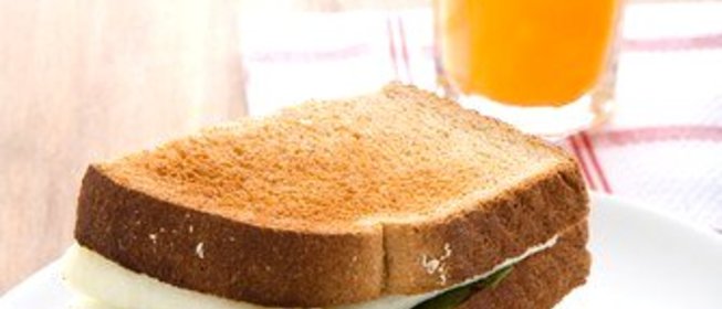 Тосты с белковым омлетом и шпинатом