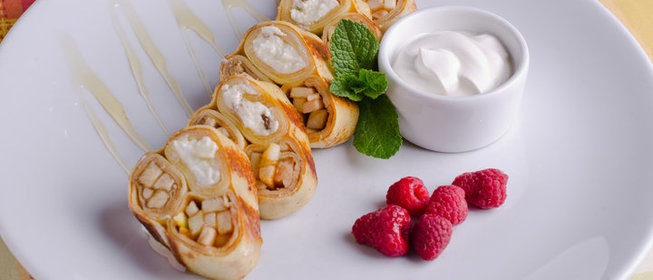 Блины с творогом и фруктами