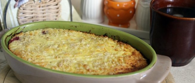 Творожная запеканка с овсяными хлопьями и вишней