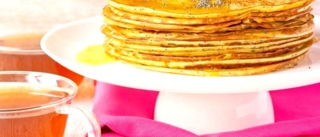 Тонкие блины с хурмой и маком