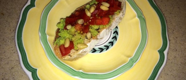 Брускетта с авокадо и помидорами