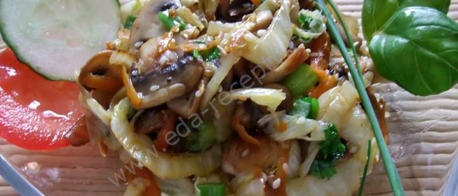 Теплый салат с грибами и пекинской капустой