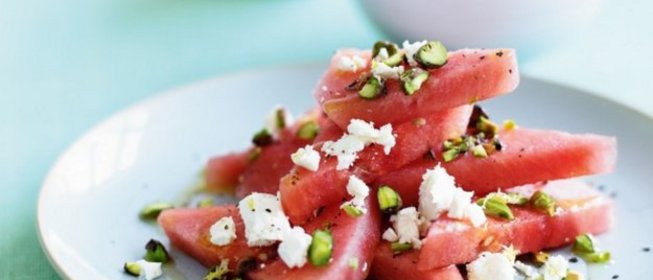 Арбуз с фетой и фисташками