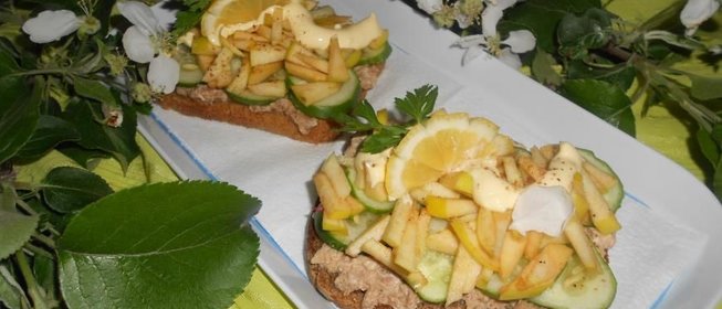 Салат с тунцом на тостах