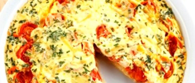 Омлет с сыром и помидорами на сковороде