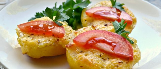 Картофель под сырной массой в духовке